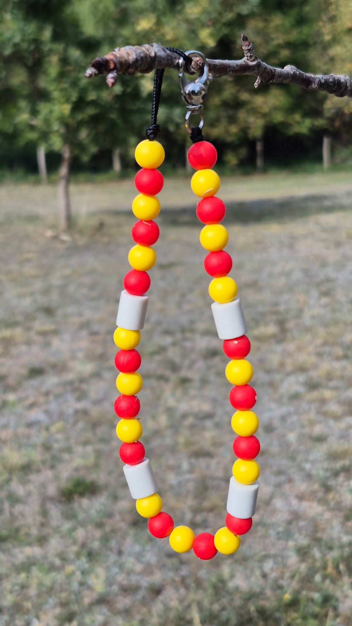Collier rouge et jaune